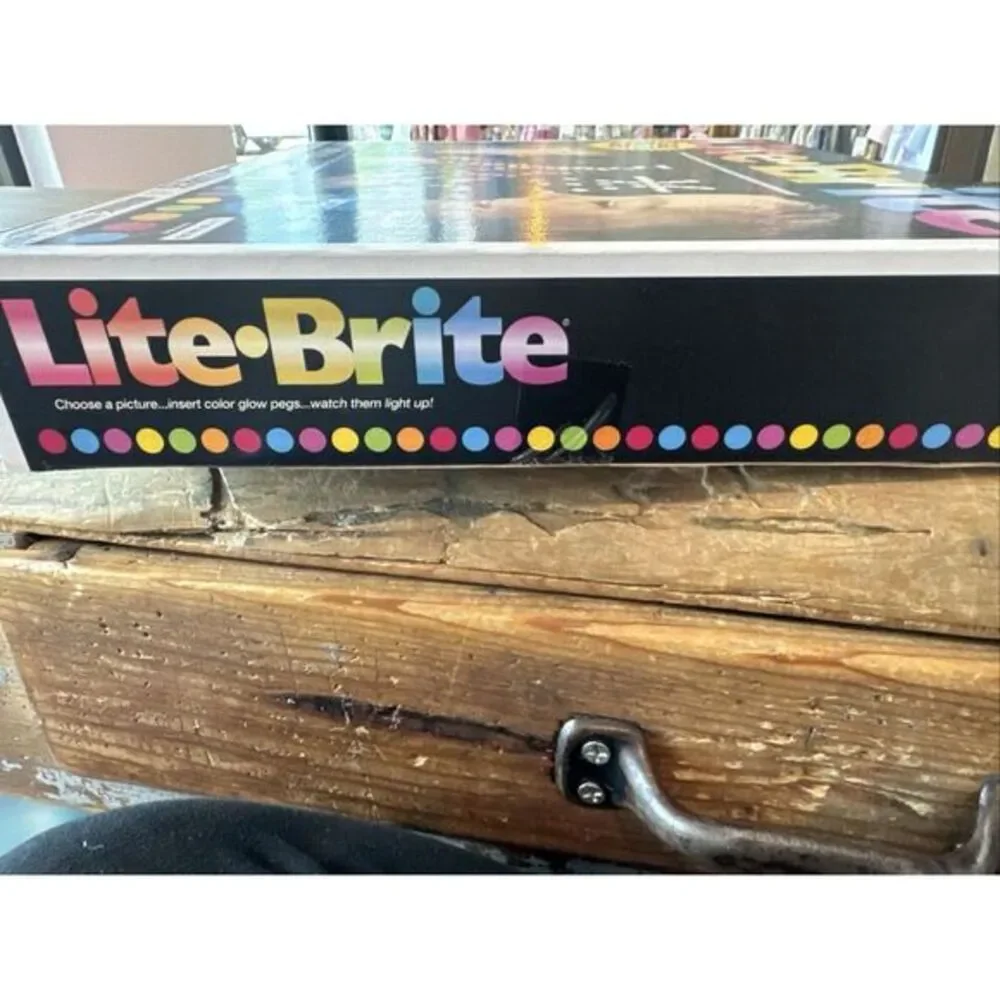 Lite-Brite Ultimate Classic Toy Model 02215, Create Art With Light, New 214 Pegs